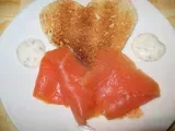 Recette St valentin : truite fumée, crème fouettée à la ciboulette et au citron, toast coeur