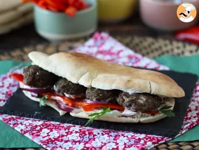 Recette Sandwichs turques aux boulettes de köfte dans du pain à kebab