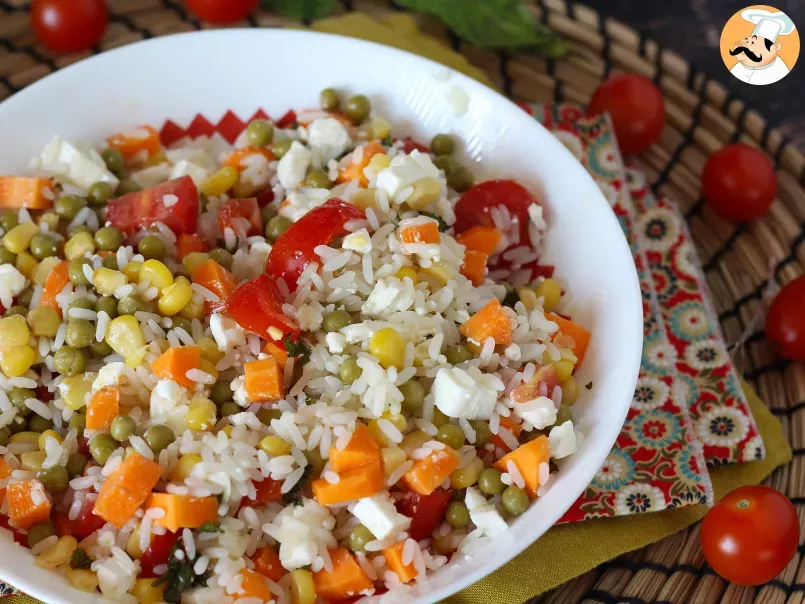Salade de riz végétarienne: feta, maïs, carottes, petits pois, tomates cerises et menthe