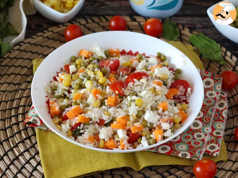 Salade de riz végétarienne: feta, maïs, carottes, petits pois, tomates cerises et menthe - photo 3