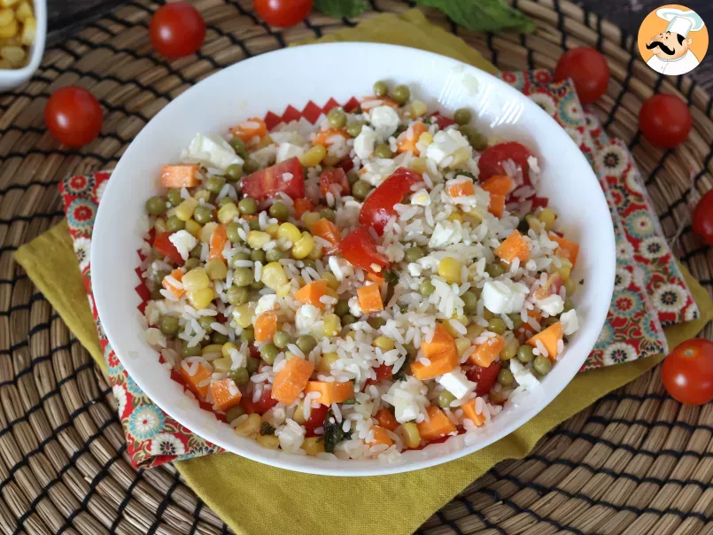 Salade de riz végétarienne: feta, maïs, carottes, petits pois, tomates cerises et menthe - photo 6