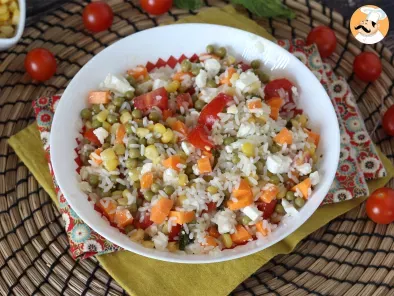 Salade de riz végétarienne: feta, maïs, carottes, petits pois, tomates cerises et menthe - photo 4