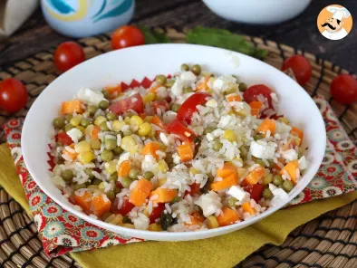 Salade de riz végétarienne: feta, maïs, carottes, petits pois, tomates cerises et menthe - photo 5